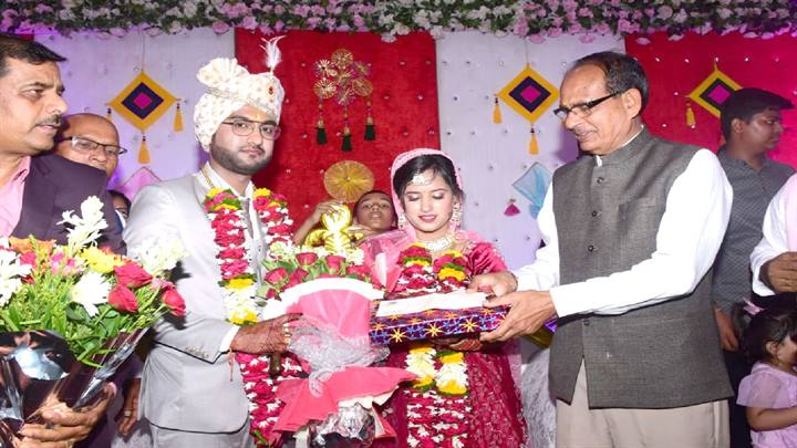 मुख्यमंत्री श्री चौहान ने अपने शिक्षक श्री जैन से आर्शीवाद प्राप्त किया